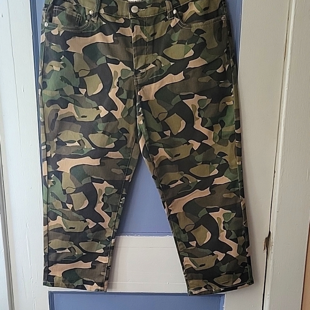 Venus Apparel Camouflage Print Capri Pants Size: 10